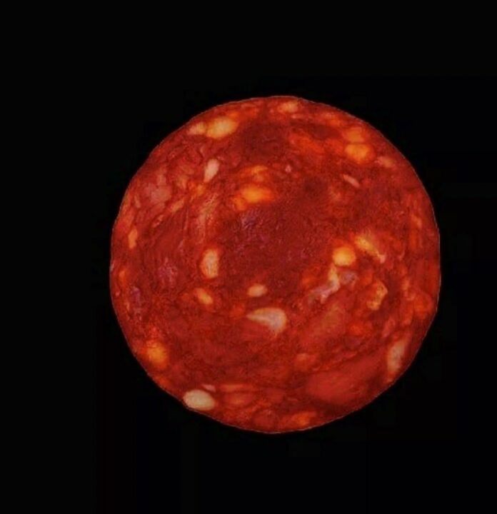 Z údajného snímku Proximy Centauri se vyklubala fotka kolečka klobásy (Zdroj: Twitter/Etienne KLEIN)
