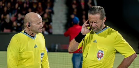 Jiří Langmajer a Robert Nebřenský jako rozhodčí (foto: se souhlasem Bontonfilm)