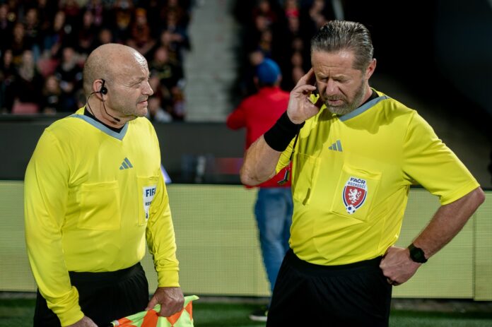 Jiří Langmajer a Robert Nebřenský jako rozhodčí (foto: se souhlasem Bontonfilm)